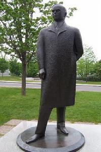 威廉·萊昂·麥肯齊·金雕像