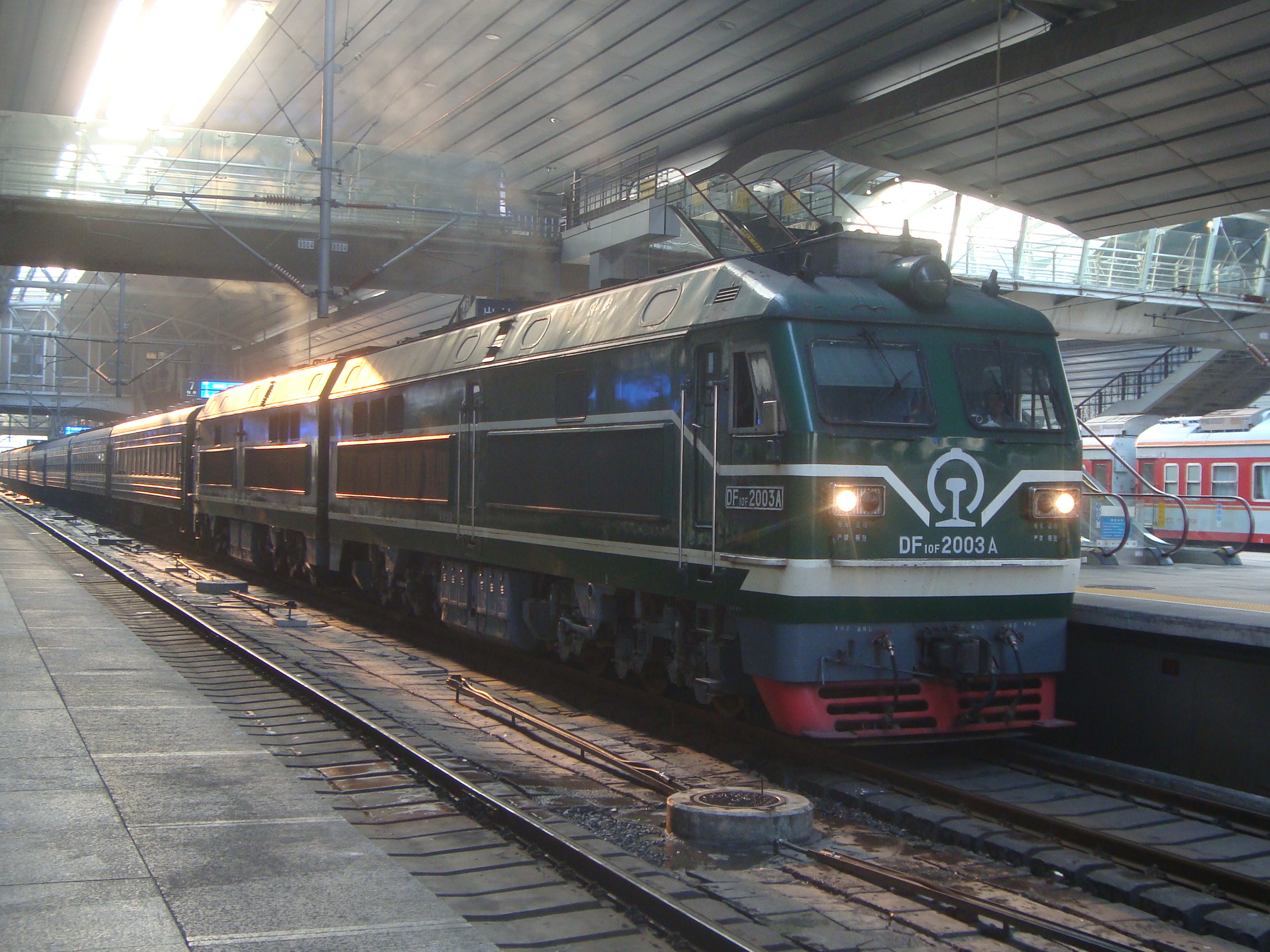 東風10F型2003號機車牽引6451次在北京站