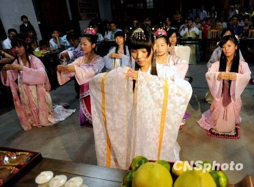 漢族少女向月神禱告