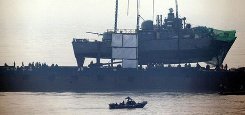 韓國海軍將打撈上來的天安艦安放在駁船上