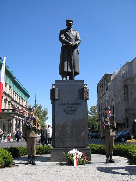 華沙畢蘇斯基廣場上的畢蘇斯基像