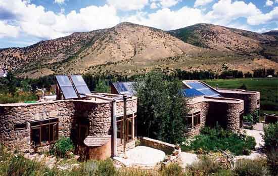 使用太陽能板的石屋