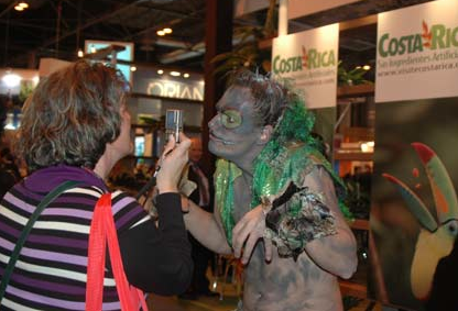 裝扮的綠鬣蜥同觀眾嬉戲