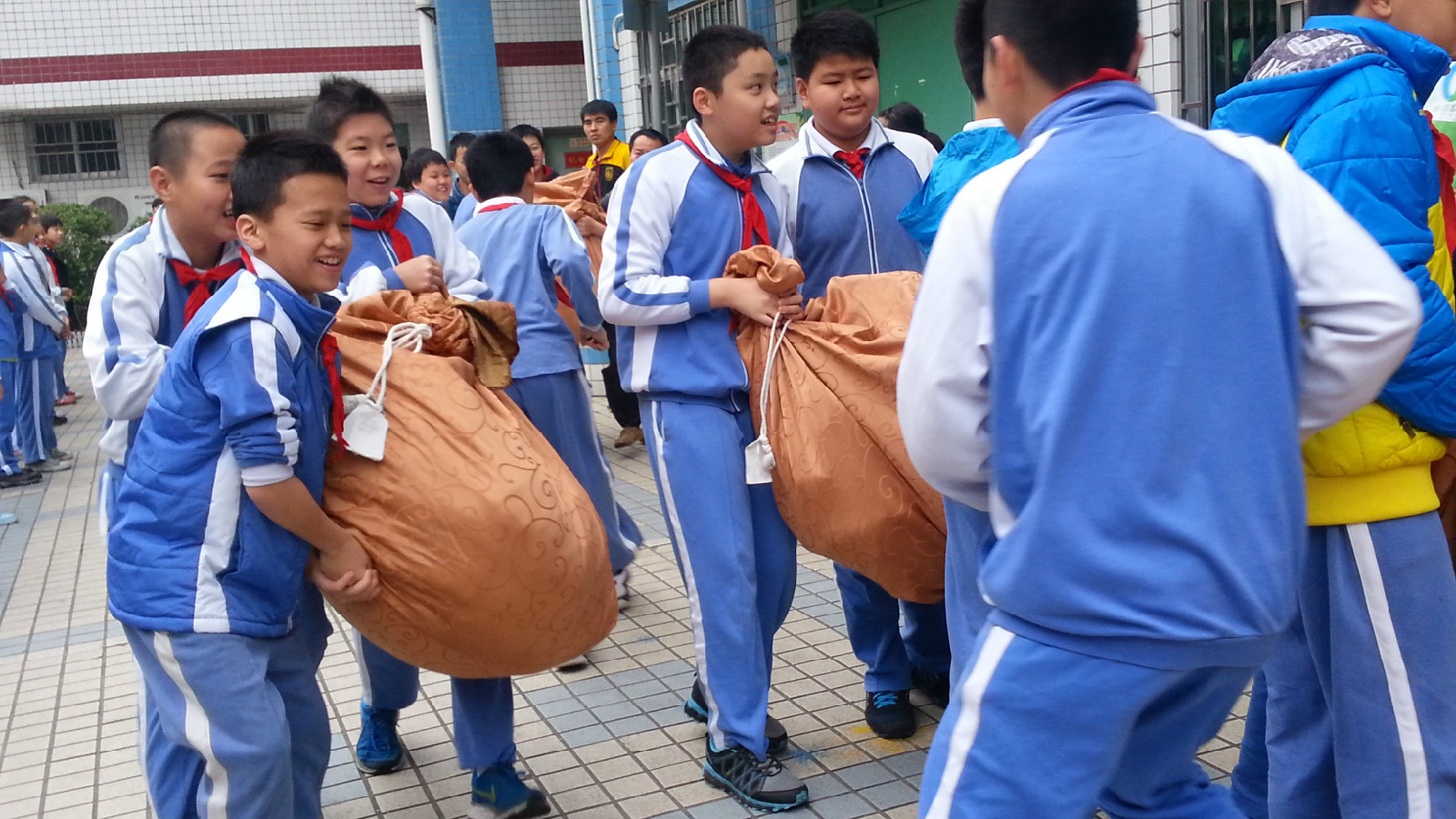 學生捐贈校服