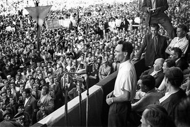 1946年7月，拉伊克在共產黨-社民黨的集會上