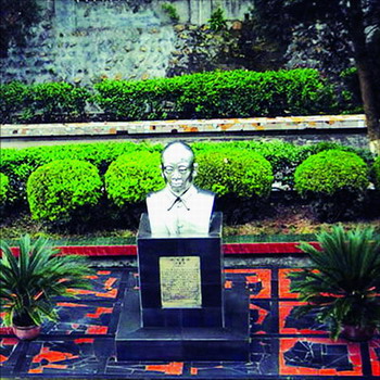 坐落在四川蒲江的李家鈺雕像