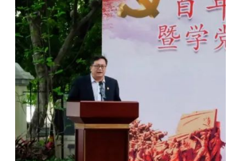 張俊華(廣州白雲山光華製藥公司藥物研究院副院長) 張俊華(廣州白雲山光華製藥公司藥物研究院副院長)