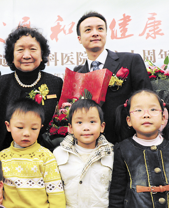 昨日，盧光琇和她的“孩子”們在一起。