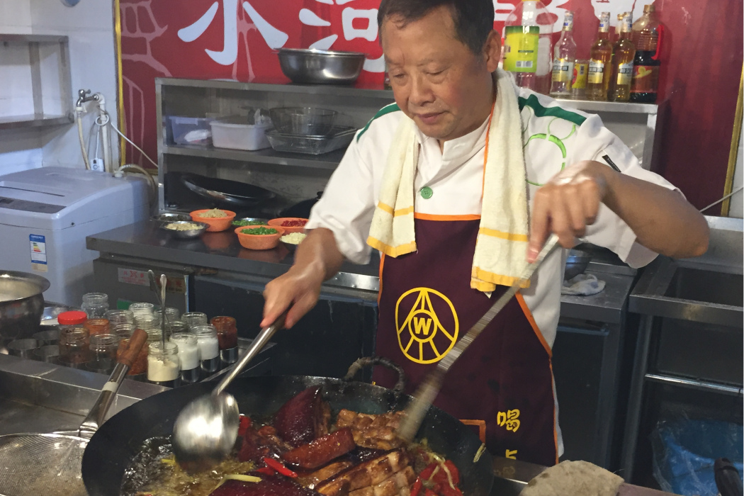 余長明(蜀江春的傳承人、自貢市蜀江春餐飲食品有限公司董事長) 余長明(蜀江春的傳承人、自貢市蜀江春餐飲食品有限公司董事長)