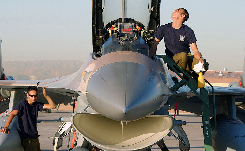機械師在進行F-16戰鬥機的起飛前檢查