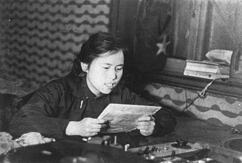 1949年，楊潔同志在青島擔任播音員