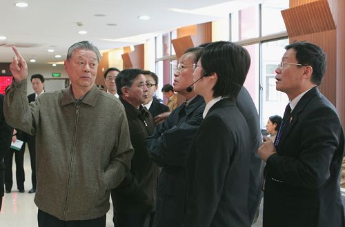 華聯奎（左一）
