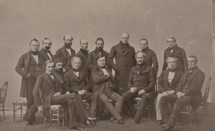1856年，簽訂《巴黎和約》的官方合影，後排左一為加富爾