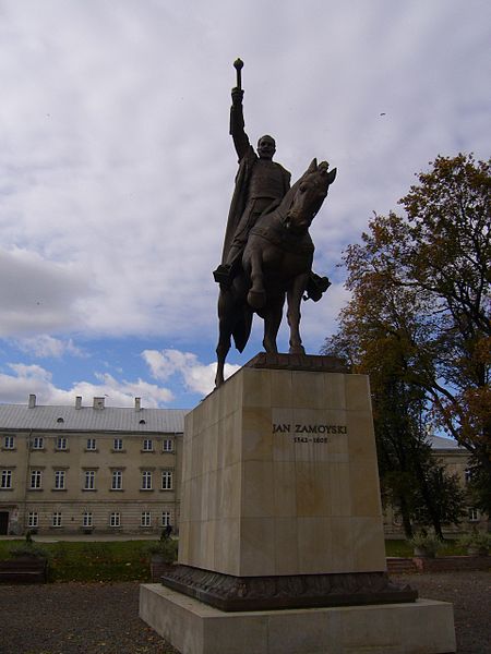 扎莫希奇的揚·扎莫厄斯基雕像