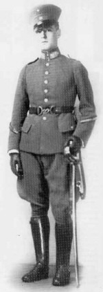 1925年，服兵役時的阿連德