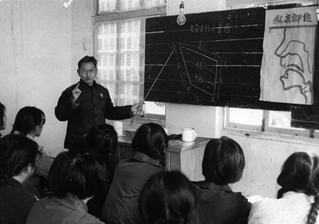 蔣禮鴻老師在上課