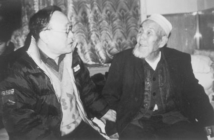 夏訓誠（左）與107歲的熱合曼交談
