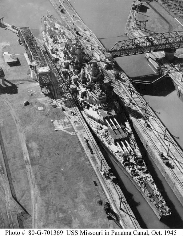 1945年10月，通過巴拿馬運河的密蘇里號戰列艦