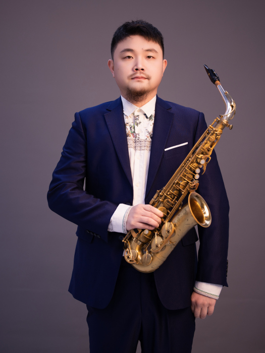 趙一諾(薩克斯演奏者、作曲家和樂團團長) 趙一諾(薩克斯演奏者、作曲家和樂團團長)