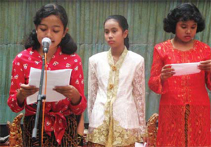 印度尼西亞兒童在世界詩歌日朗讀詩作