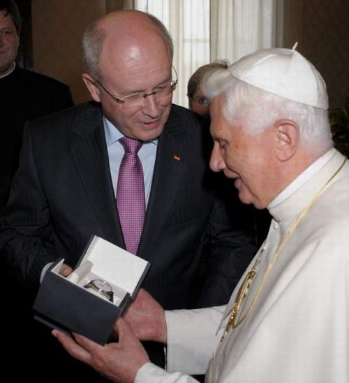 德聯邦議長向教皇敬獻的一塊榮瀚寶星腕錶