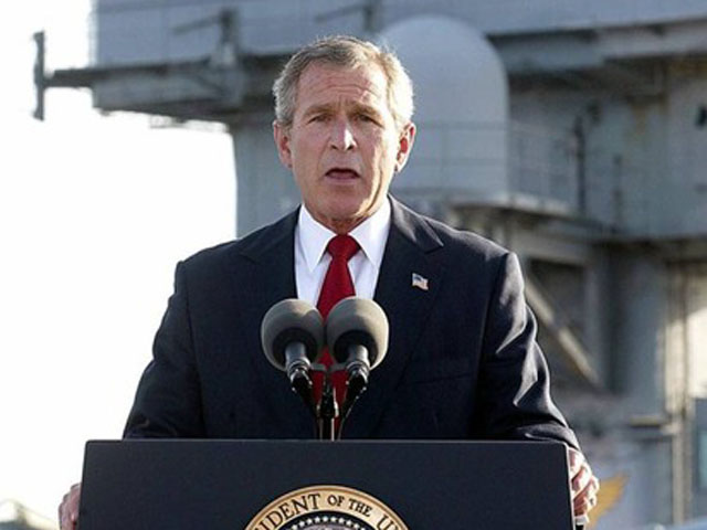 布希在核航母亞伯拉罕-林肯號上發表演講