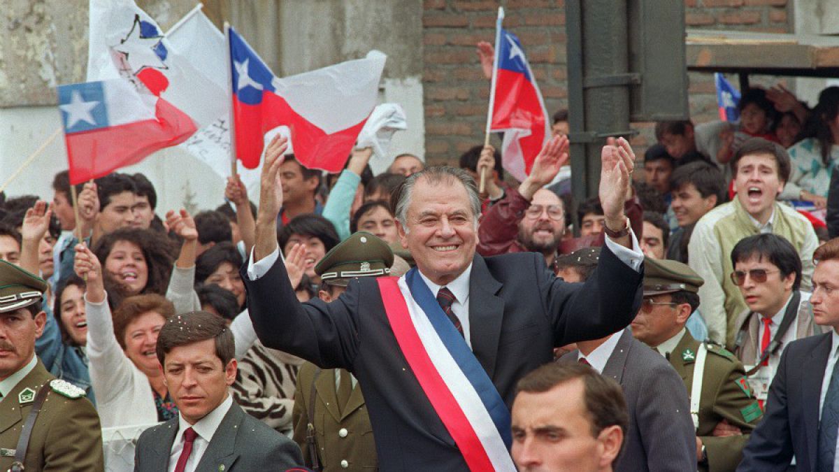 1990年3月11日，帕特里西奧·艾爾文就職總統