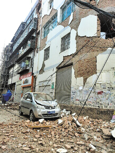 地震中損毀的房屋車輛