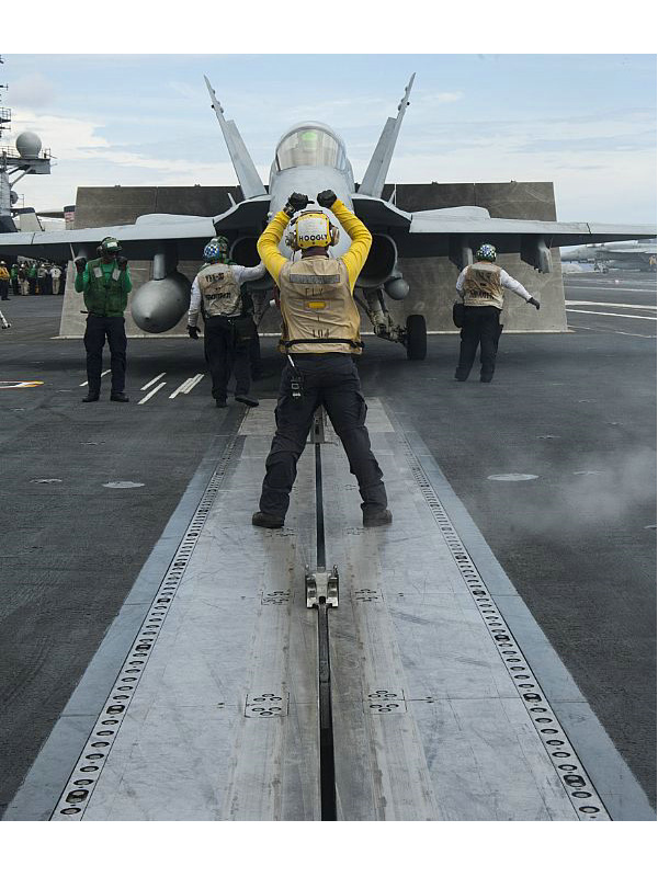 布希號航空母艦上戰機後的折流板