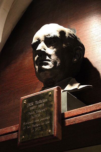 牛津大學艾克賽特學院小教堂中的托爾金胸像
