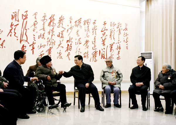 胡錦濤在會師紀念館和老紅軍親切交談