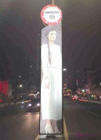 東莞街頭白衣女子嚇人廣告