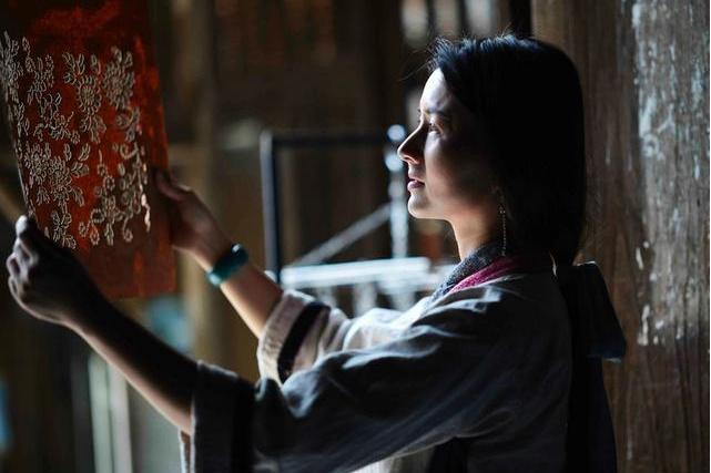 張婷婷(貴州省高級工藝美術師,貴陽市非物質文化遺產“豆染”技藝傳承人) 張婷婷(貴州省高級工藝美術師,貴陽市非物質文化遺產“豆染”技藝傳承人)
