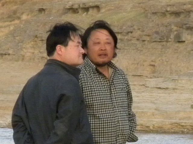 導演徐鴻鈞（右）與製片人何偉在拍攝現場