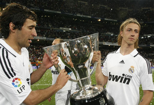 古蒂（右）與勞爾一起展示西甲冠軍獎盃