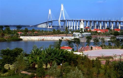 雄偉的湛江海灣大橋與中澳友誼花園