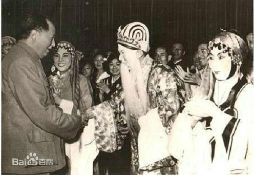 圖為毛澤東主席（左一）與黃粦傳親切握手
