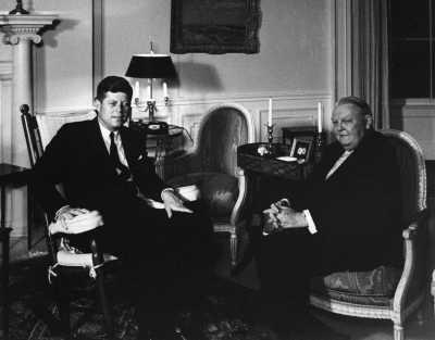 艾哈德（右一）與美國總統甘迺迪