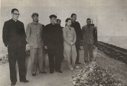 1966年陳明仁陪李宗仁參觀觀東海島堵海大堤