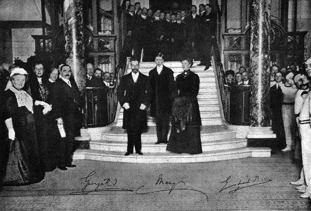 1912年喬治五世、瑪麗皇后和愛德華王子訪校