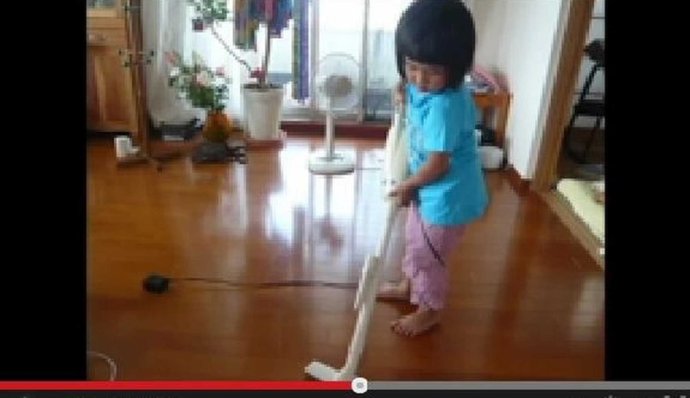 只有5歲“阿花”每天都要做家事。