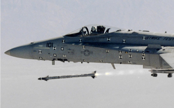 F-18戰機在進行發射AIM-9X飛彈的測試