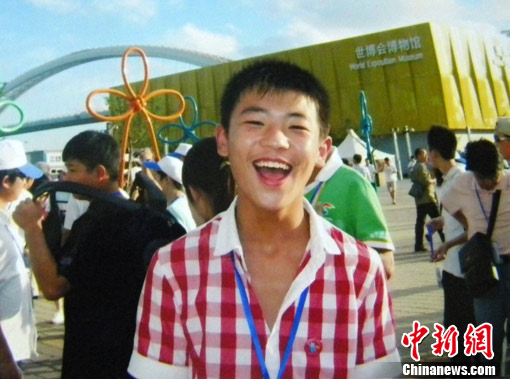 2010年陳浩受邀參觀世博會，笑容陽光燦爛