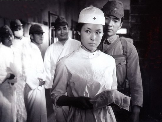 1966 《赤色天使》，若尾飾演日軍的護士