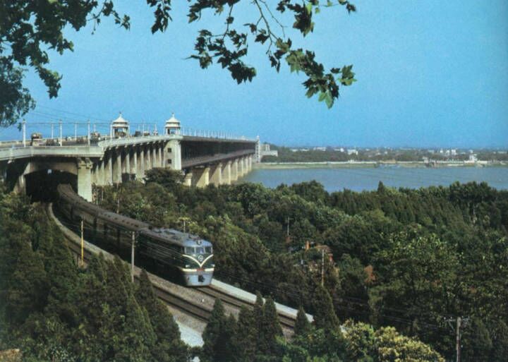 東風型機車牽引旅客列車通過武漢長江大橋