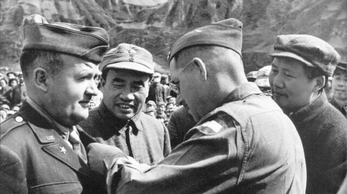 包瑞德（左一）與毛澤東（右一）