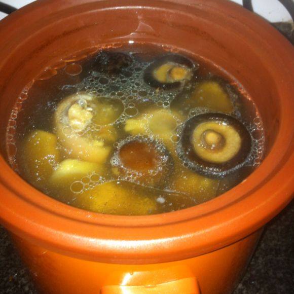 香菇豬蹄湯