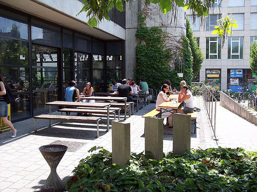 布萊希特樓的入口外部在夏天特別受歡迎