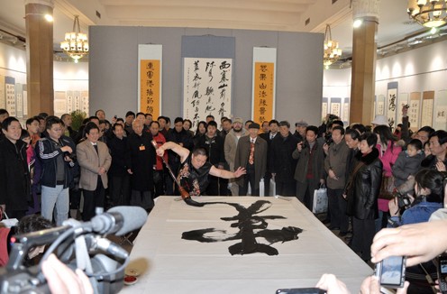 王厚堂先生於軍事博物館展出365幅大字