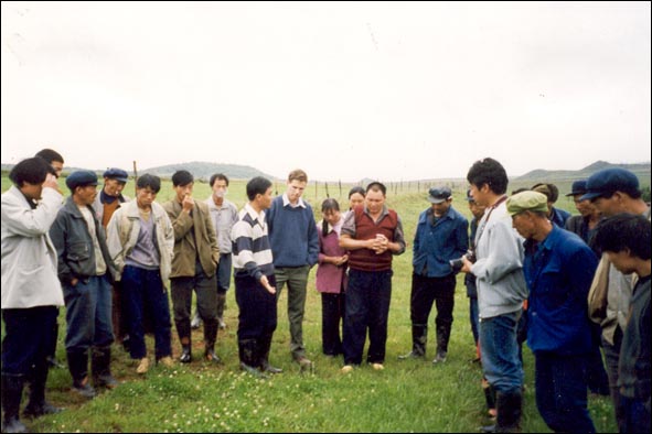 聯合國志願人員在雲南曲靖傳授草原生態技術